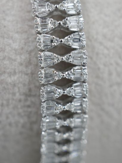 null Bracelet bandeau en or blanc ajouré 18k composé de diamants taille baguette...