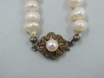 null Collier de perles baroques retenant un motif ajouré en or jaune 14k centré d'un...