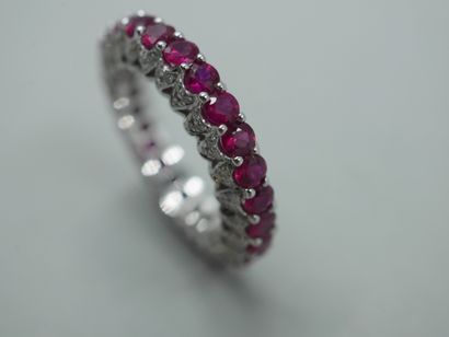 null American wedding band in 18k white gold set with rubies and small brilliant-cut...