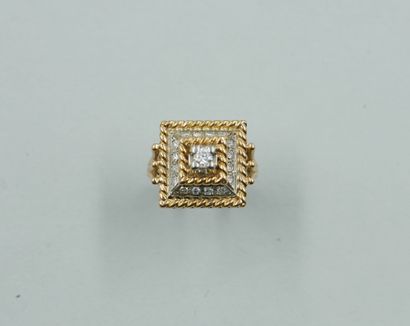 null 
Bague chaton carré en or jaune18k et diamants. PB : 9,5 g.
