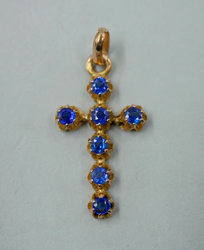 null 18k yellow gold cross with blue stones. Height 2,5cm. PB : 1,50gr.
