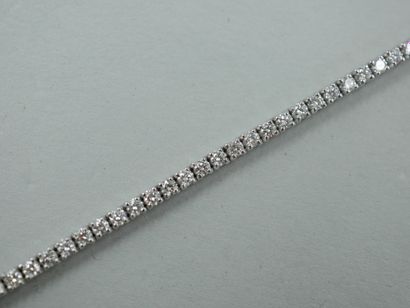 null Bracelet ligne en or blanc 18k serti de 82 diamants pour 2,02cts de couleur...