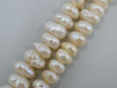 null Collier de perles baroques retenant un motif ajouré en or jaune 14k centré d'un...