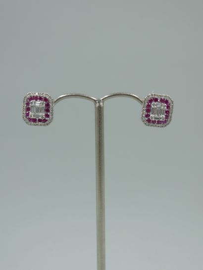 null Pair of 18k white gold quadrangular stud earrings set with baguette-cut diamonds...