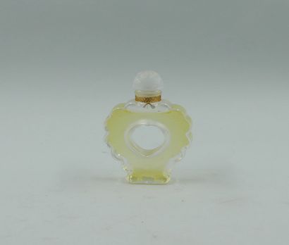 null NINA RICCI " Coeur Joie ", Crystal bottle in the shape of a hollowed out heart...