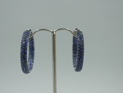 null Pair of 18k white gold hoop earrings set with sapphires. PB : 11,20gr. Length...