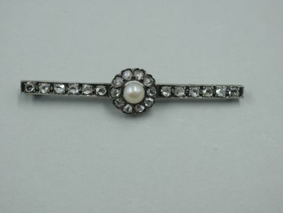 null Gold and silver brooch centered with a pearl probably fine and decorated with...