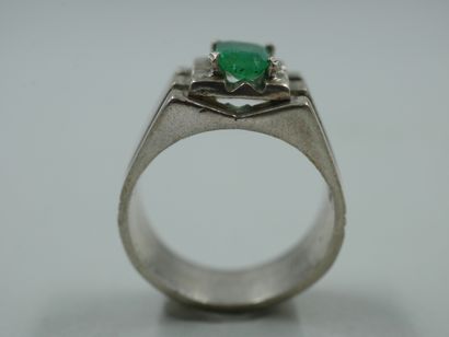 null 
Important modernist ring in silver with a 0.9ct emerald. PB : 9,60gr. TDD :...