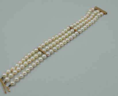 null 18k yellow gold bracelet with three rows of white cultured pearls. PB : 21gr....