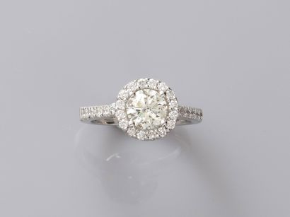 null 18k white gold ring with a 1.29cts J colour diamond, SI2 clarity, set with diamonds....