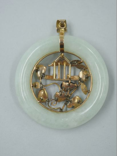 null Openwork jade medallion decorated with a cage and flowers in filigree semi-precious...