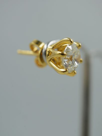 null Paire de clous d'oreilles en or jaune 18k ornés de diamants taille brillant...
