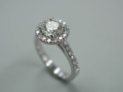 null 18k white gold ring with a 1.29cts J colour diamond, SI2 clarity, set with diamonds....