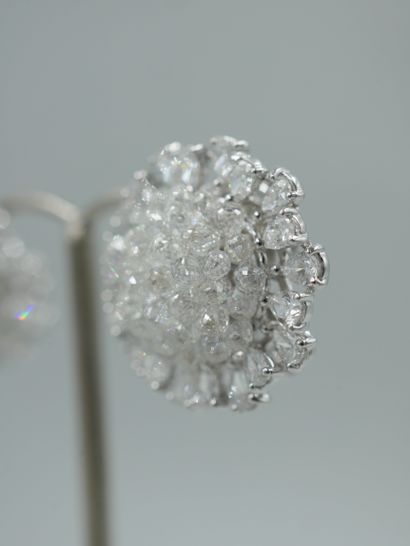 null Paire de boucles d'oreilles fleurs en or blanc 18k, les pétales en diamants...