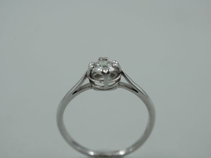 null Solitaire ring in platinum with a diamond of 0,30cts. PB : 2,50gr. TDD : 54...