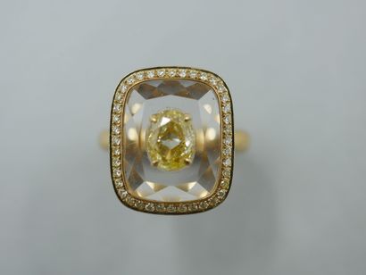 null An 18k yellow gold ring with an oval yellow diamond of 1ct set in cut crystal...