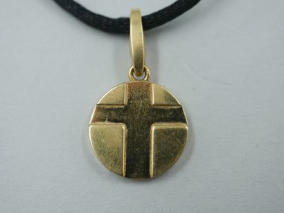 null CARTIER. Circular pendant in 18k yellow gold representing a cross. Weight :...