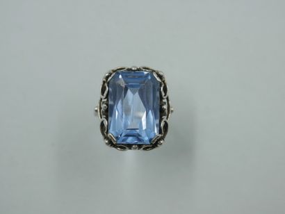 null Silver ring with a large emerald cut topaz of 15cts. PB : 8,20gr. TDD 53.