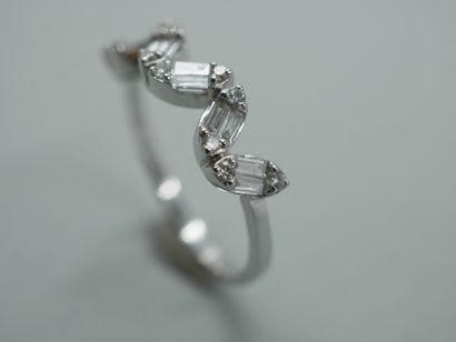 null Zig-zag ring in 18k white gold topped with alternating baguette and brilliant...