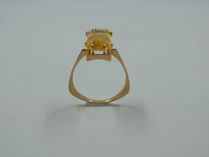 null 18k yellow gold ring set with a rectangular citrine. PB : 4,50gr. TDD : 59.