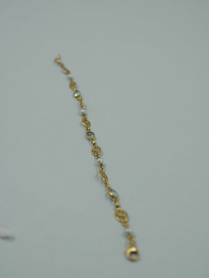 null Bracelet en or jaune filigrané 18k à maillons olive alternés de quatre aigues...