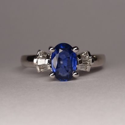 null 18k white gold ring with an oval sapphire of 1.50cts and baguette-cut diamonds....