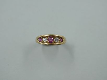 null 9k yellow gold ring with a line of rubies and diamonds. PB : 3,50gr. TDD : ...