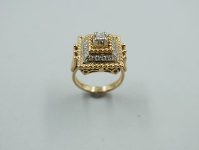 null 
Bague chaton carré en or jaune18k et diamants. PB : 9,5 g.
