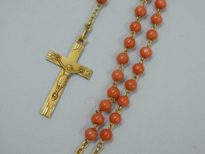null Lot including : Coral balls and gilt metal rosary. A yellow gold cross pendant,...