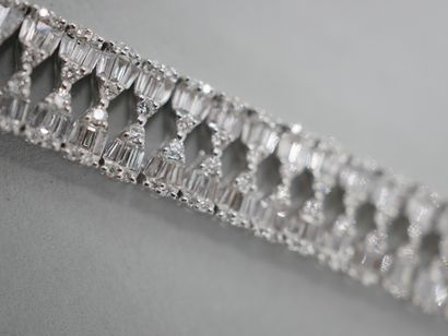 null Bracelet bandeau en or blanc ajouré 18k composé de diamants taille baguette...
