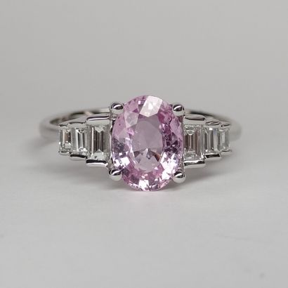 null 18k white gold ring set with an oval pink sapphire of 1.30cts and baguette diamonds....