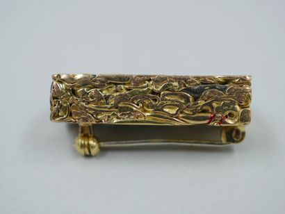 null Brooch compression three 18k gold. Length : 3,1cm. Weight : 28,07gr. Signed...