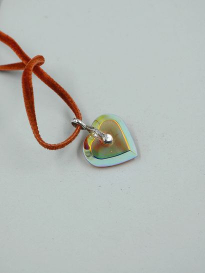 null BACCARAT. Pendant heart of transparent orange color, the silver strap. Engraved...