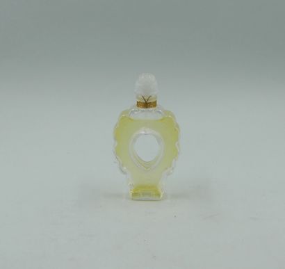null NINA RICCI « Coeur Joie », Flacon en cristal en forme de coeur évidé polylobé...