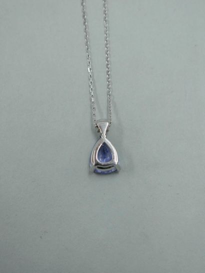 null 18K white gold pendant set with a 2cts pear-cut violet sapphire, topped by a...