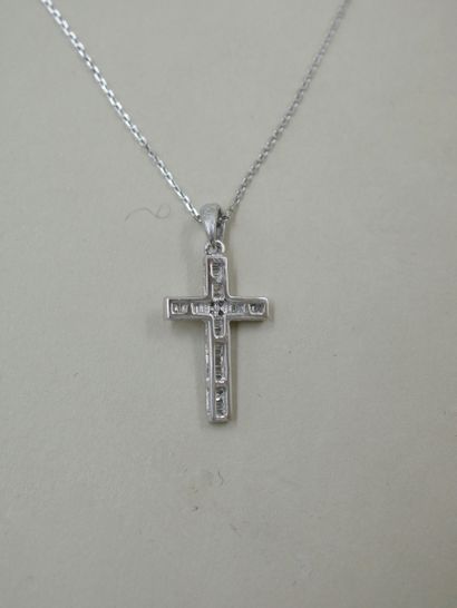 null 18k white gold cross pendant paved with baguette-cut diamonds and set with four...