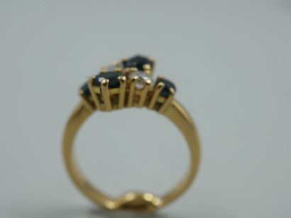 null Ring in 18k yellow gold with two spinels and two small diamonds. PB : 5,70g...