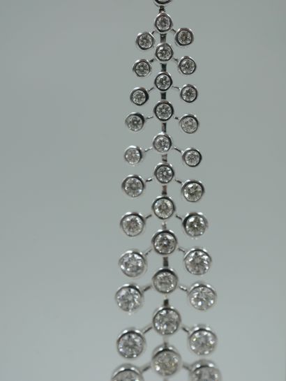 null Paire de pendants d'oreilles "atome" en or blanc 18k serties de diamants taille...
