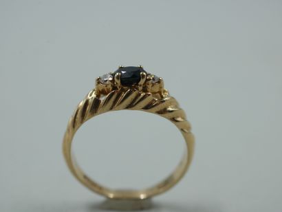 null 9k yellow gold ring with an oval sapphire and white stones. PB : 2,70gr. TDD...