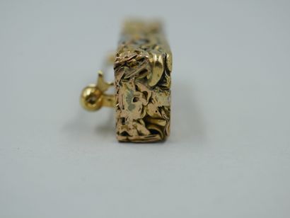 null Brooch compression three 18k gold. Length : 3,1cm. Weight : 28,07gr. Signed...