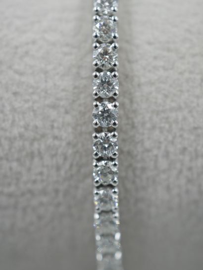 null Bracelet ligne en or blanc 18k serti de 58 diamants pour 4cts environ. PB :...