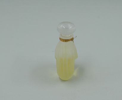 null NINA RICCI « Nina », Flacon en cristal, factice. Signé « Lalique ». H : 6cm...