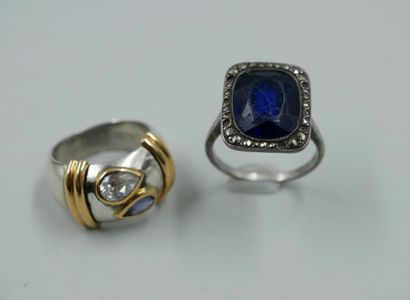 null Lot of 2 rings including : 

- A silver ring topped with a blue stone and rhinestones,...