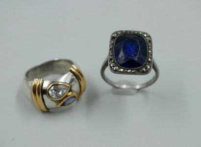 null Lot de 2 bagues comprenant : 

- Bague en argent surmontée d'une pierre bleue...