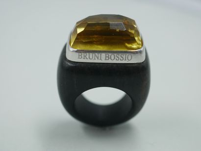 null BRUNI BOSIO. Important ebony ring topped by a faceted citrine. TDD : 54.