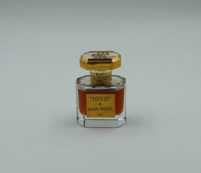 null Lot including : 

- JEAN PATOU " 1000 "

Crystal bottle of perfume extract,...