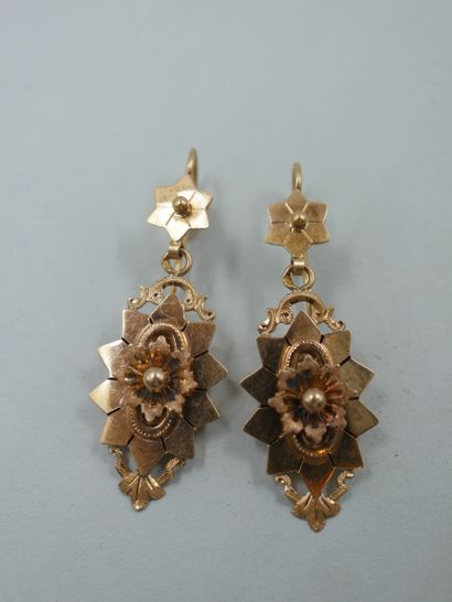 null 
Paire de pendants d'oreilles en or jaune 18k à décor floral. Travail du XIXè...