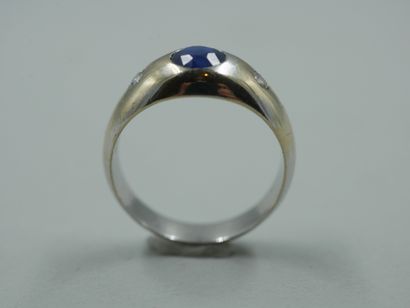 null 18k white gold ring set with a round sapphire and two diamonds. PB : 5,20gr....