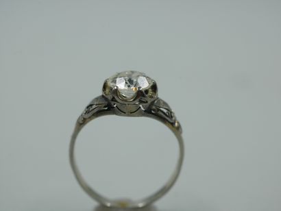 null Solitaire ring in 18k white gold with a 1ct old cut diamond. PB : 1,80gr. TDD...