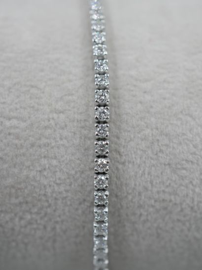 null Bracelet ligne en or blanc 18k serti de 75 diamants pesant au total 2,17cts,...